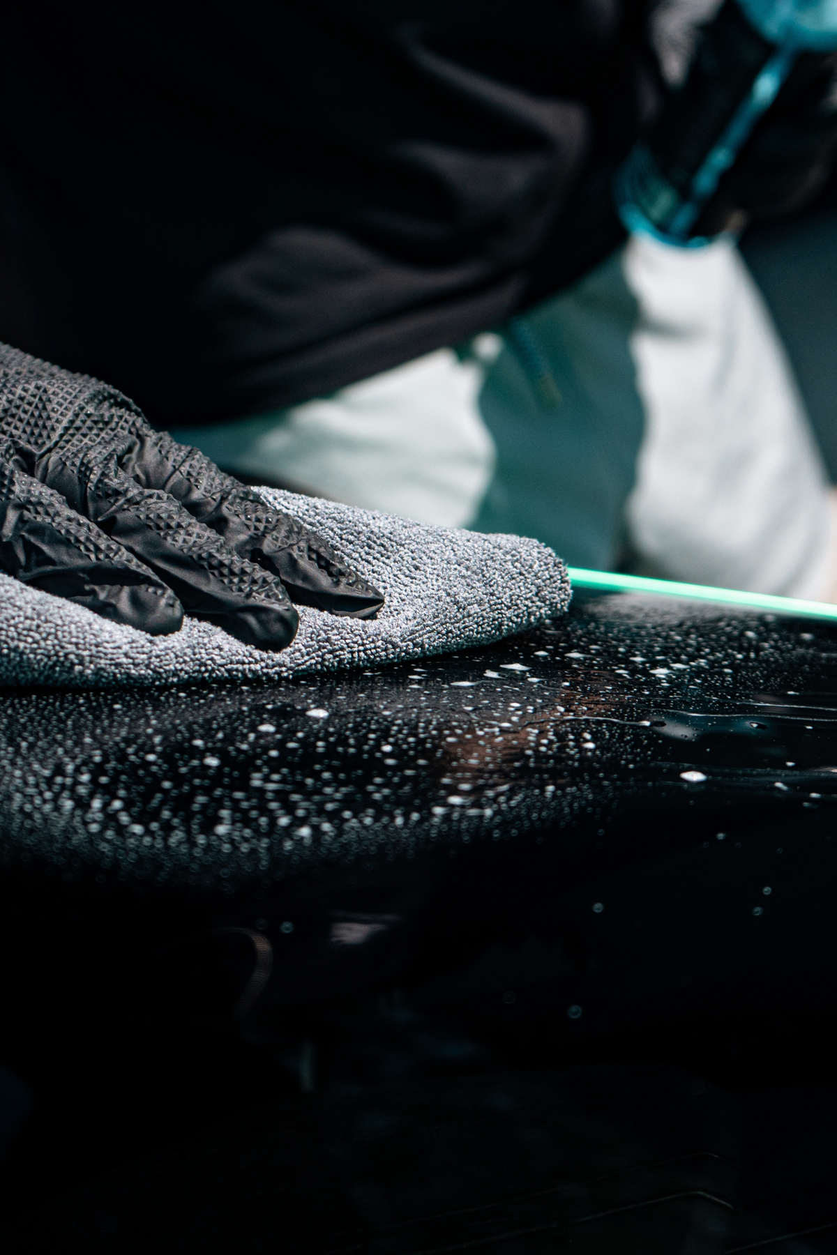 Streak-free car glass surface after application of Blackline Glass cleaner.