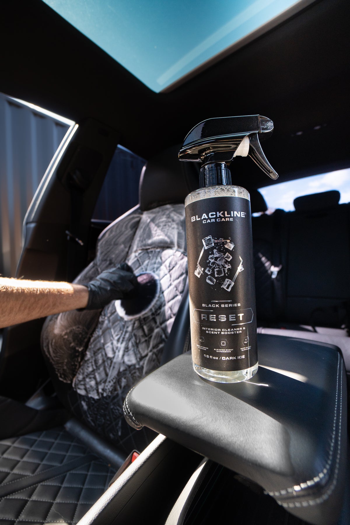 Blackline drying towel absorbing water from a wet car panel in a single pass