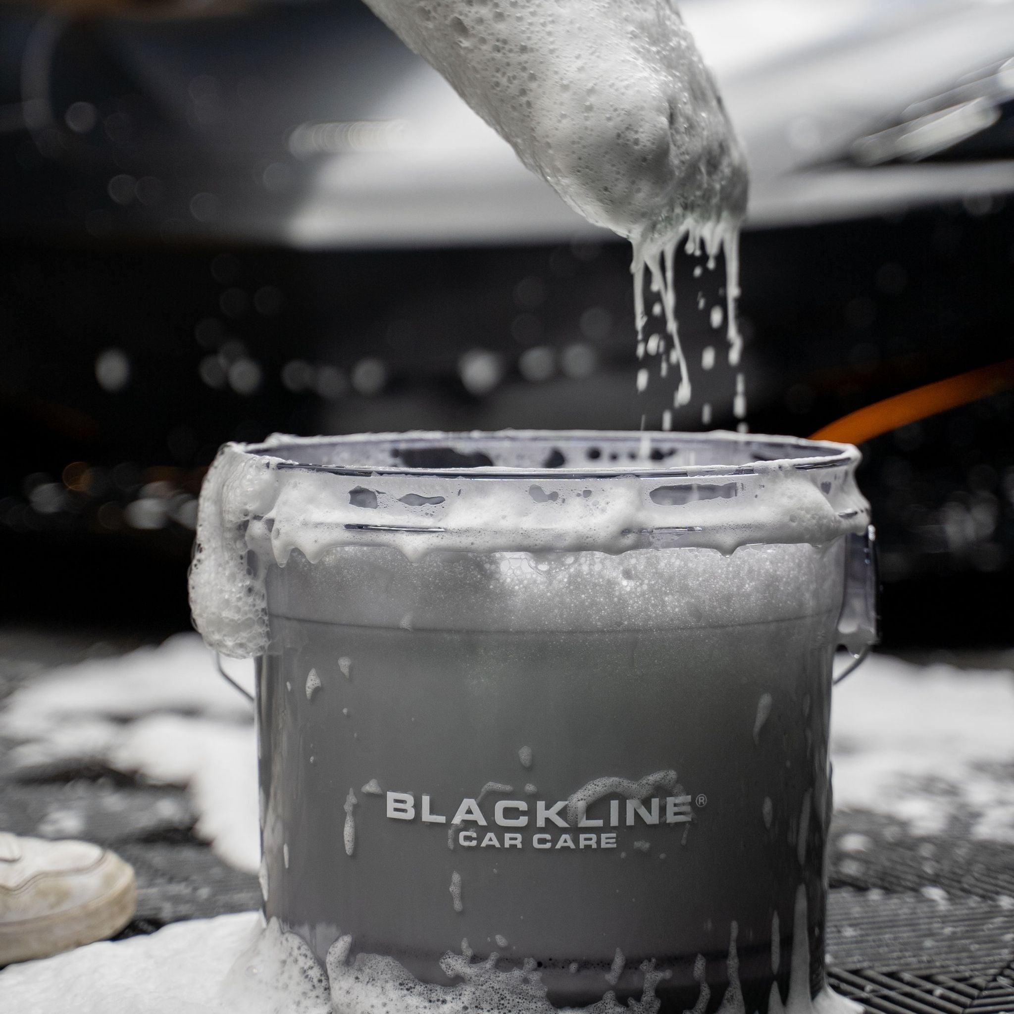 BLACKLINE® DETAILING BUCKET W/ GRIT GAURD