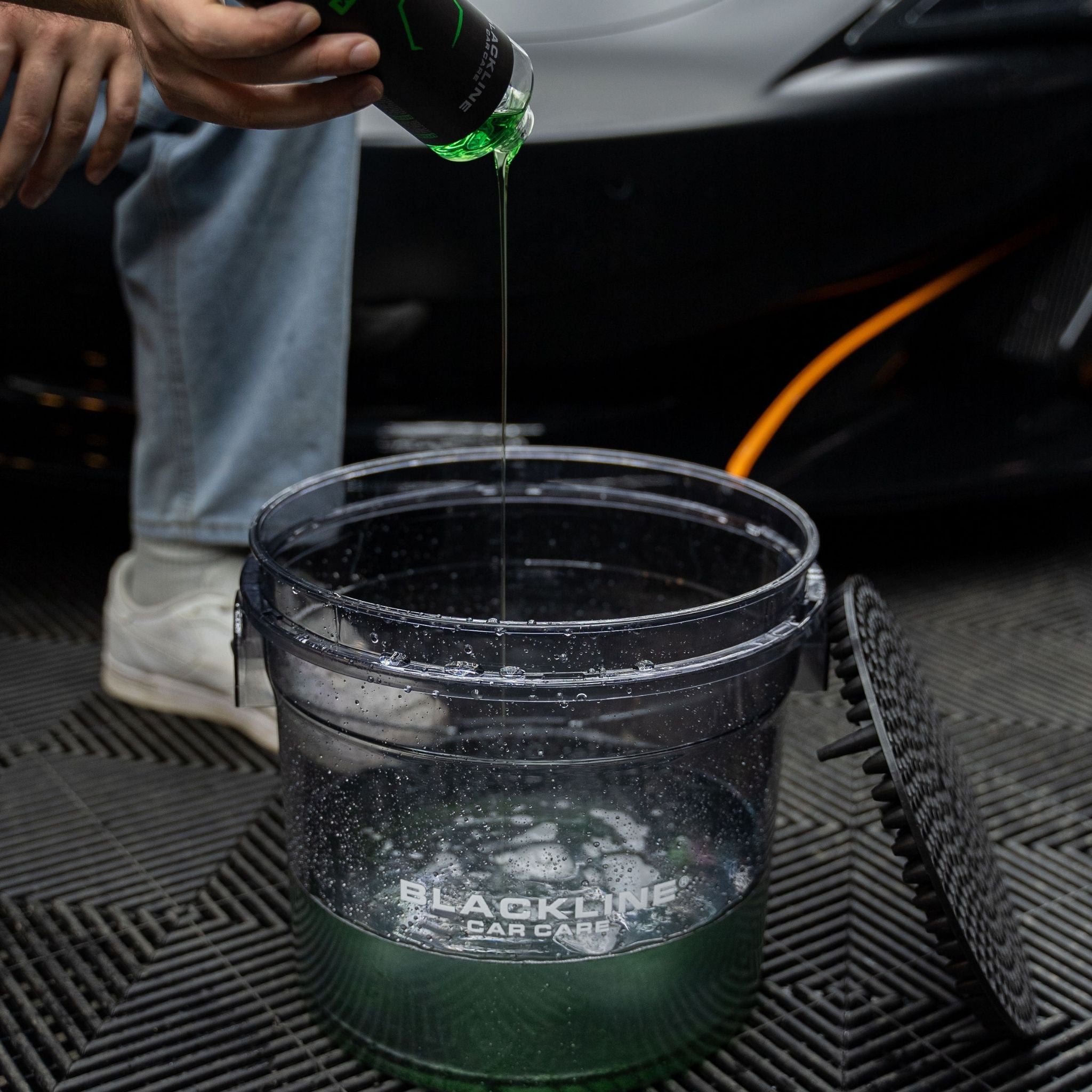 BLACKLINE® DETAILING BUCKET W/ GRIT GAURD