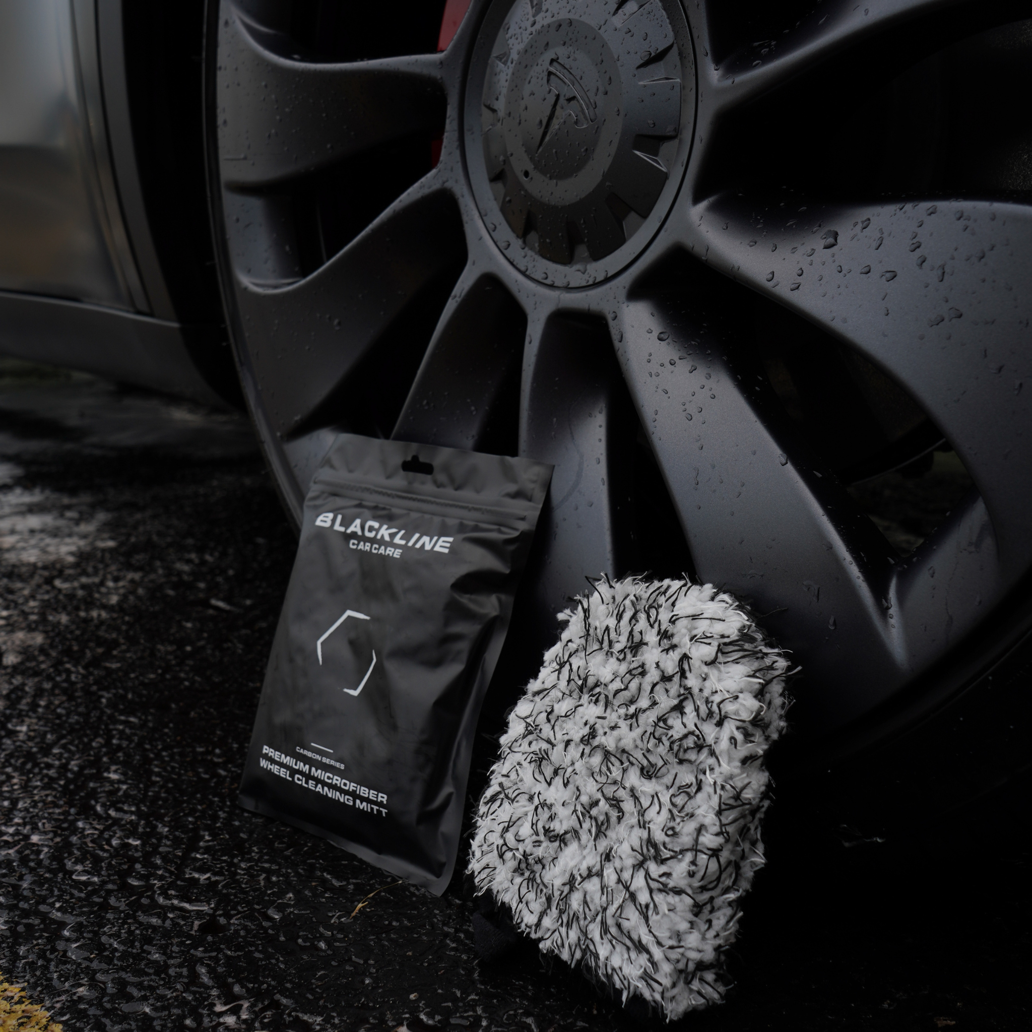 BLACKLINE MICROFIBER WHEEL MITT